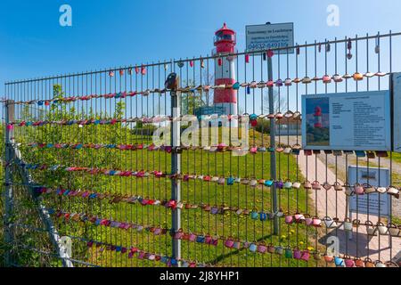 Loches d'amour de couples mariés au phare de Falshöft sur la côte Baltique, la mer Baltique, la communauté Nieby, Schleswig-Holstein, le nord de l'Allemagne, Europe Banque D'Images