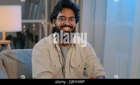 Arabe barbu surpris indien choqué homme dans les lunettes à la maison regardant la caméra dit wow large ouvre les yeux et la bouche en surprise de nouvelles inattendues hap Banque D'Images