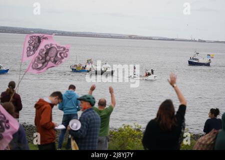 Les équipes de pêche manifestent à Teesport, dans le Middlesbrough, près de l'embouchure des Tees River, demandant une nouvelle enquête sur les morts massives de crabes et de homards dans la région. Ils croient qu'une « zone morte » dans les eaux côtières du Nord-est tue la vie marine et « tue » leurs moyens de subsistance. Date de la photo: Jeudi 19 mai 2022. Banque D'Images