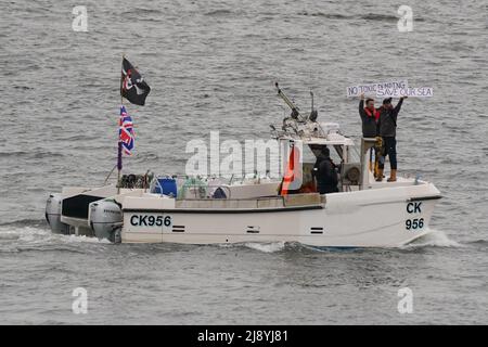 Les équipes de pêche manifestent à Teesport, dans le Middlesbrough, près de l'embouchure des Tees River, demandant une nouvelle enquête sur les morts massives de crabes et de homards dans la région. Ils croient qu'une « zone morte » dans les eaux côtières du Nord-est tue la vie marine et « tue » leurs moyens de subsistance. Date de la photo: Jeudi 19 mai 2022. Banque D'Images