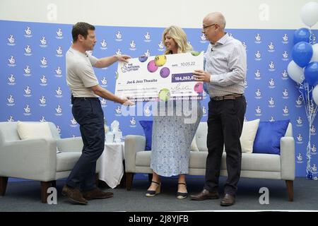 Joe Thwaite, 49 ans, et Jess Thwaite, 46 ans, de Gloucestershire fêtent après avoir remporté le jackpot record d'EuroMillions de 184M £ lors du tirage au sort du mardi 10 mai 2022, à l'Ellenborough Park Hotel, à Cheltenham, Gloucestershire. Date de la photo: Jeudi 19 mai 2022. Banque D'Images