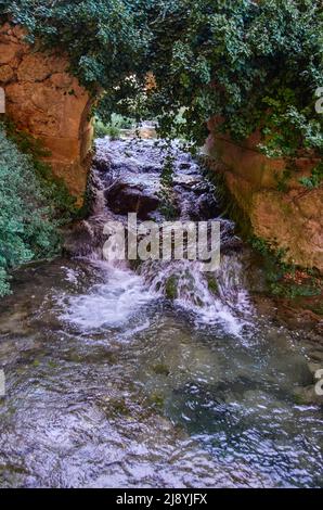 Photo verticale du passage de la rivière sous le pont centenaire de Tobera, Burgos Banque D'Images