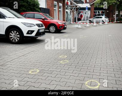 Castrop Rauxel, Allemagne. 19th mai 2022. Devant la succursale de la Savings Bank, la police a indiqué l'emplacement des enveloppes de cartouches après l'explosion d'un guichet automatique. Après l'explosion, il y a eu plusieurs coups de feu à l'extérieur du bâtiment. Crédit : Roland Weihrauch/dpa/Alay Live News Banque D'Images