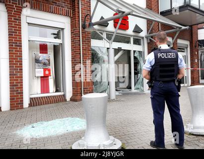 Castrop Rauxel, Allemagne. 19th mai 2022. Une succursale de la caisse d'épargne a été enorée par la police après l'explosion d'un guichet automatique. Après l'explosion, il y a eu plusieurs coups de feu à l'extérieur du bâtiment. Crédit : Roland Weihrauch/dpa/Alay Live News Banque D'Images