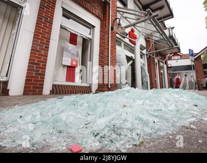 Castrop Rauxel, Allemagne. 19th mai 2022. Une pile de verre brisé se trouve devant la succursale de la banque d'épargne après l'explosion d'un guichet automatique. Après l'explosion, plusieurs coups de feu ont été tirés devant le bâtiment. Crédit : Roland Weihrauch/dpa/Alay Live News Banque D'Images