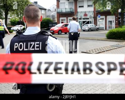 Castrop Rauxel, Allemagne. 19th mai 2022. Une succursale de la caisse d'épargne a été enorée par la police après l'explosion d'un guichet automatique. Après l'explosion, il y a eu plusieurs coups de feu à l'extérieur du bâtiment. Crédit : Roland Weihrauch/dpa/Alay Live News Banque D'Images