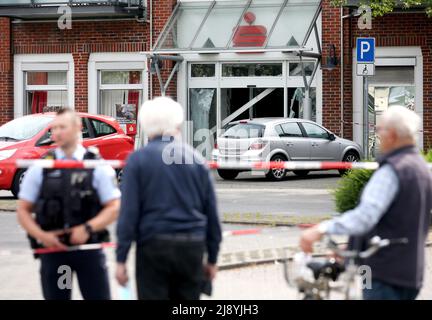 Castrop Rauxel, Allemagne. 19th mai 2022. Une succursale de la caisse d'épargne a été enorée par la police après l'explosion d'un guichet automatique. Après l'explosion, il y a eu plusieurs coups de feu à l'extérieur du bâtiment. Crédit : Roland Weihrauch/dpa/Alay Live News Banque D'Images