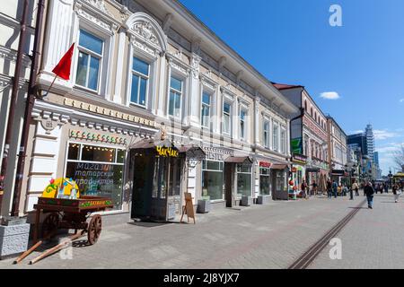Kazan, Russie - 7 mai 2022 : vue sur la rue Kazan avec boutiques de cadeaux, les gens ordinaires marchent dans la rue. Bauman Street est une rue piétonne au coeur de Banque D'Images