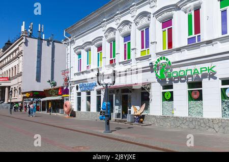 Kazan, Russie - 7 mai 2022 : vue sur la rue Kazan, les gens ordinaires marchent dans la rue. La rue Bauman est une rue piétonne au coeur de Kazan, la capasse Banque D'Images