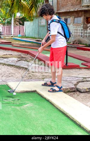 Un enfant cubano-canadien jouant dans le El Golfito (mini-golf et snack-bar), Varadero, Cuba Banque D'Images