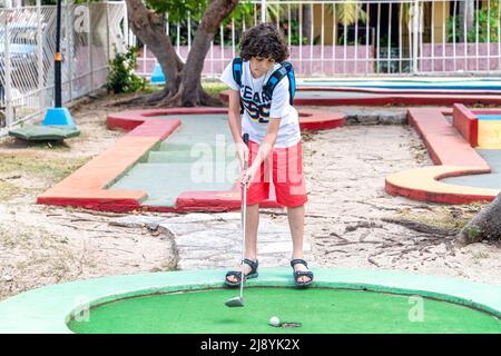 Un enfant cubano-canadien jouant dans le El Golfito (mini-golf et snack-bar), Varadero, Cuba Banque D'Images