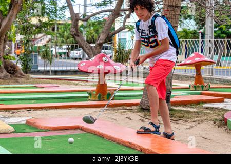 Un enfant cubano-canadien jouant dans le El Golfito (mini-golf et snack-bar), Varadero, Cuba Banque D'Images