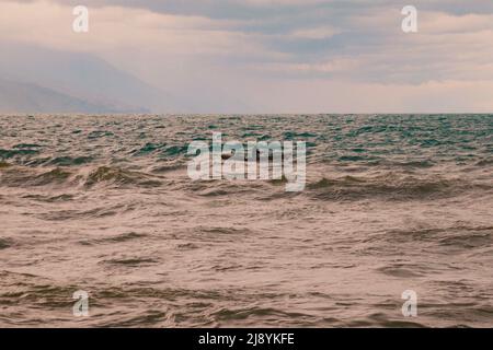 Un pêcheur à la plage de Matema, le lac Nyasa contre un coucher de soleil doré, Tanzanie Banque D'Images