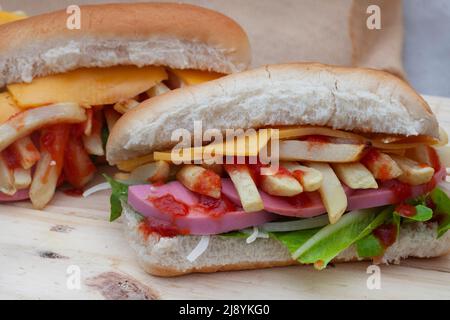 Sandwich sous-marin sud-africain avec frites et viande connu sous le nom de Gatsby Sandwich Banque D'Images