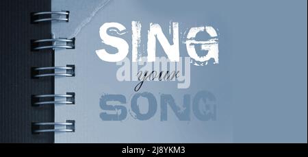 Chantez vos mots de chanson sur la page bleu ciel de coaaabok en blanc et en rose. Concept de musique. Banque D'Images