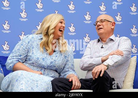 Joe Thwaite, 49 ans, et Jess Thwaite, 46 ans, de Gloucestershire fêtent après avoir remporté le jackpot record d'EuroMillions de 184M £ lors du tirage au sort du mardi 10 mai 2022, à l'Ellenborough Park Hotel, à Cheltenham, Gloucestershire. Date de la photo: Jeudi 19 mai 2022. Banque D'Images