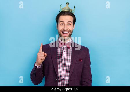 Photo de jeune homme excité royalties ont idée brillant excellent choix d'inspiration isolé sur fond bleu de couleur Banque D'Images