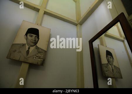 Photo imprimée du premier président indonésien Soekarno dans une chambre où il a passé son temps d'exil plusieurs années durant la période coloniale dans une maison qui est maintenant un musée à Bengkulu, Indonésie. Banque D'Images