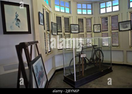 Une bicyclette qui a été utilisée par le premier président indonésien Soekarno pendant son exil dans une maison qui est maintenant un musée à Bengkulu, en Indonésie. Banque D'Images