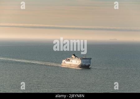 Ferry traversant la Manche, près de Douvres, Kent, Royaume-Uni Banque D'Images