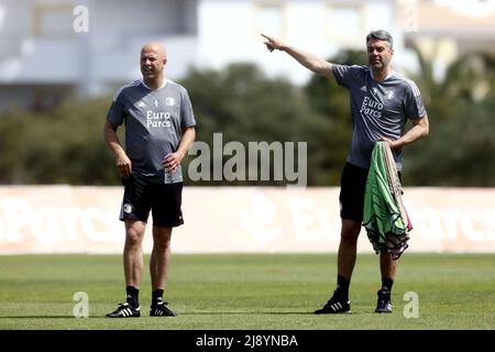 LAGOS - (lr) entraîneur Feyenoord Arne Slot, entraîneur adjoint Feyenoord Marino Pusic en action pendant un camp d'entraînement Feyenoord à Lagos. L'équipe de Rotterdam prépare au Portugal la finale de la Ligue de la Conférence de l'UEFA contre LES ROMS à Tirana. KOEN VAN WEEL Banque D'Images