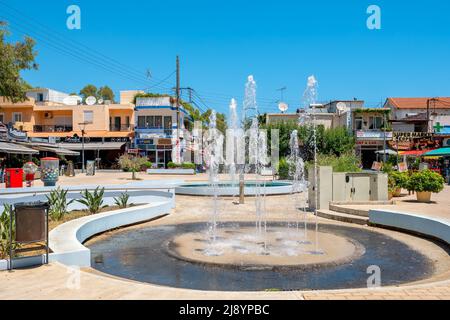 Place principale avec fontaines à Georgioupolis. Crète, Grèce Banque D'Images