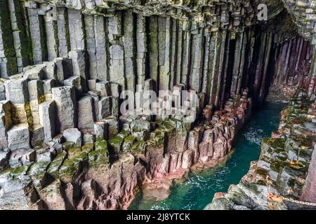 Vue de l'intérieur de la grotte de Fingal, une grotte marine formée de colonnes de basalte à assemblage hexagonisé, sur l'île de Staffa, Inner Hebrides, Écosse, Royaume-Uni Banque D'Images