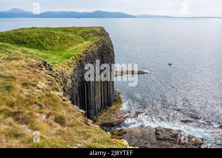 Falaises spectaculaires de la mer et promontoire herbeux sur la côte ouest de l'île de Staffa, Hébrides intérieures, Écosse, Royaume-Uni Banque D'Images