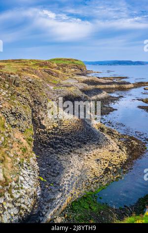 Formation spectaculaire de roches de basalte sur la côte est de l'île de Staffa, Inner Hebrides, Écosse, Royaume-Uni Banque D'Images