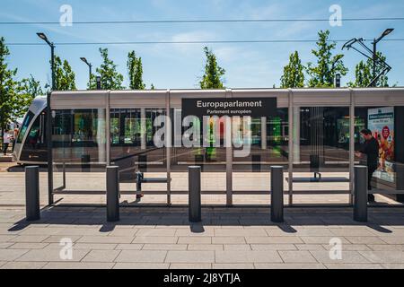 LUXEMBOURG, MAI 2022 : arrêt de tramway du Parlement européen à la place de l'Europe, dans le quartier de Kirchberg Banque D'Images