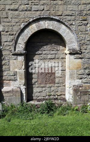 Porte de style roman bloquée. Église Saint-Pierre, Église Lawford, Warwickshire Banque D'Images