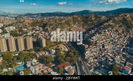 CARACAS, VENEZUELA - MAI 2022 - vue panoramique du tunnel sur l'autoroute Francisco Fajardo à Caracas, Venezuela, effet miniature de basculement. Banque D'Images