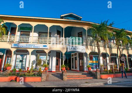 Les habitants du centre-ville de Las Terrenas Samana, République dominicaine, Caraïbes, Amérique. Las Terrenas est le mélange parfait d'une ville de plage rêveuse et Banque D'Images