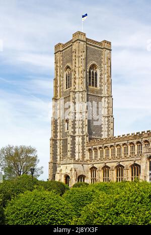 Vue sur la grande tour et le porche sud de l'église paroissiale Saint-Pierre et Saint-Paul dans le village de Lavenham, Suffolk, Angleterre, Royaume-Uni. Banque D'Images