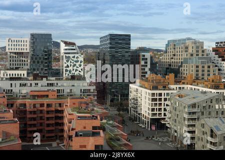 Oslo, Norvège. 30 avril 2022 : vue aérienne de la région de Sentrum à Oslo, Norvège, avec des bâtiments à code-barres contre un ciel bleu pendant un coucher de soleil. Moderne Banque D'Images