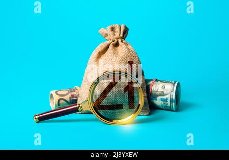 Sac d'argent zloty polonais et loupe. Lutte contre le blanchiment d'argent et l'évasion fiscale. Conditions de dépôt ou de prêt. Trouver des fonds d'investissement pour bustiin Banque D'Images