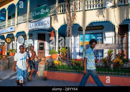 Les habitants du centre-ville de Las Terrenas Samana, République dominicaine, Caraïbes, Amérique. Las Terrenas est le mélange parfait d'une ville de plage rêveuse et Banque D'Images