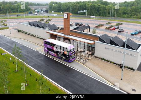 STOURTON, LEEDS, ROYAUME-UNI - 16 MAI 2022. Une vue aérienne de la zone Park and Ride nouvellement construite à Stourton, East Leeds fournissant un parking pour les personnes et a b Banque D'Images