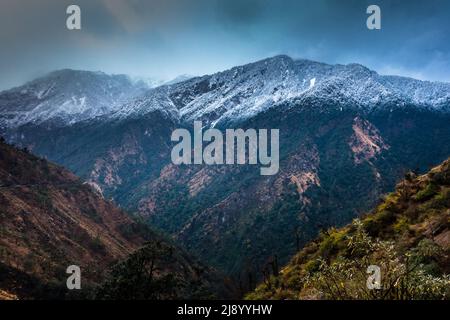 Une belle photo de montagnes enneigées dans le quartier Okhimath de Chamoli garhwal, Uttrakhand. Inde. Banque D'Images