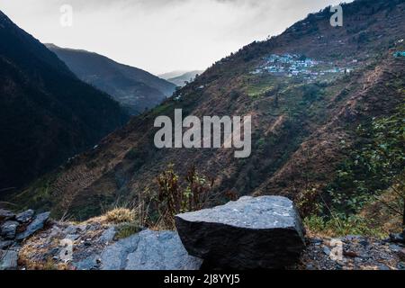 Une belle photo de petit village éloigné dans les montagnes du district d'Okhimath de Chamoli garhwal, Uttrakhand. Inde. 23rd Jan2022. Banque D'Images