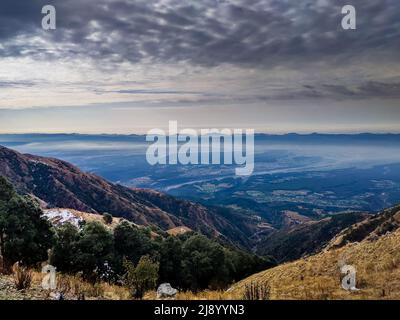 Mussoorie, Uttarakhand, Inde. Une vue panoramique de la vallée de Dehradun largement étendue depuis une colline à Mussoorie. Banque D'Images