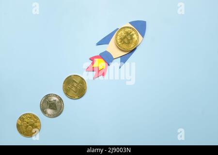 Bitcoin sur une fusée menant à d'autres crypto-monnaies. Bitcoin en tant que leader sur le concept de croissance des crypto-monnaies. Banque D'Images