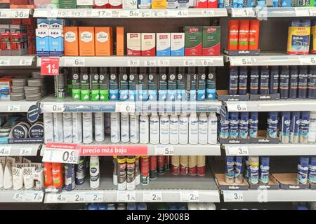 Huelva, Espagne - 10 mai 2022: Peau Gillette mousse ultra sensible et Carrefour pour le rasage dans une étagère de supermarché Carrefour Banque D'Images