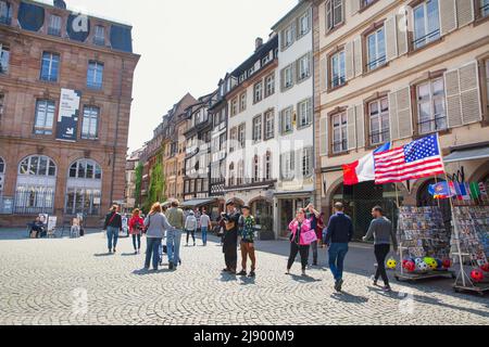 2 mai 2022, Strasbourg, France. Place de la cathédrale de strasbourg. Différents drapeaux dans la boutique de souvenirs. Banque D'Images