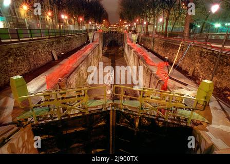 Rénovations du canal Saint-Martin la nuit : bassin entre deux écluses aux écluses des Morts. Banque D'Images