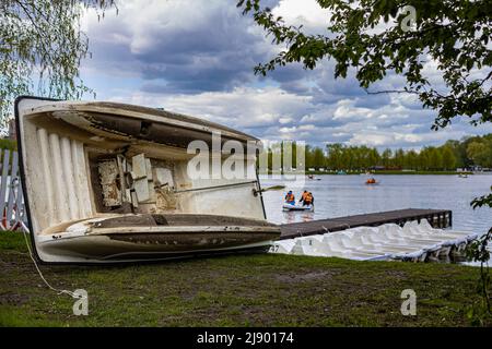 Moscou, Russie - 14 mai 2022 : le catamaran à ramer est en réparation sur terre. Photo de haute qualité Banque D'Images