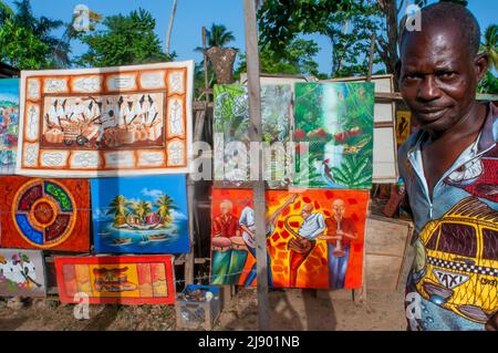 Peintre local vendant des souvenirs dans le centre-ville de Las Terrenas Samana, République dominicaine, Caraïbes, Amérique. Shopping à Samaná est divers et ab Banque D'Images