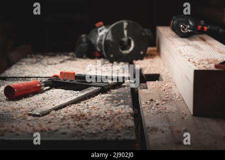 Outil à main de menuisier sur la table sur le fond des copeaux de bois Banque D'Images