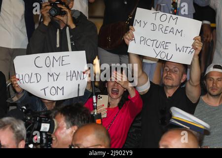 19 mai 2022, Cannes, Côte d'Azur, France: Les fans assistent à la projection "Top Gun: Maverick" lors du Festival annuel du film de Cannes 75th (Credit image: © Mickael Chavet/ZUMA Press Wire) Banque D'Images