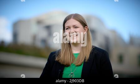Edinburgh, Écosse, Royaume-Uni, mai 19 2022. Scottish Greens Central Scotland MSP Gillian Mackay en dehors du Parlement écossais pour lancer une consultation publique sur la proposition de projet de loi de sa députée visant à introduire des « zones tampons » autour des hôpitaux et des cliniques qui fournissent des services d'avortement. Credit sst/alay Live News Banque D'Images
